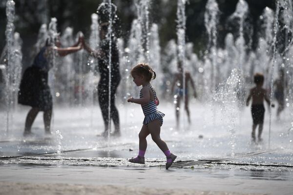 طفلة تجري بين أعمدة المياه الناجمة عن نافورة حديقة موزيون في موسكو - سبوتنيك عربي