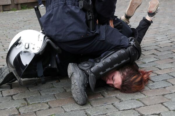 ضابط شرطة يحتجز أحد أعضاء حركة السترات الصفراء أثناء احتجاجهم في اليوم الأخير من انتخابات البرلمان الأوروبي في بروكسل، بلجيكا 26 مايو/ أيار 2019 - سبوتنيك عربي