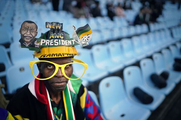 أحد أنصار حزب المؤتمر الوطني الأفريقي الذي حضر مراسم أداء اليمين لرئيس جنوب إفريقيا سيريل رامافوز في بريتوريا، 25 مايو/ أيار 2019 - سبوتنيك عربي
