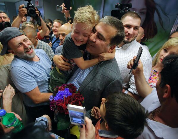 الرئيس الجورجي السابق والحاكم السابق لمنطقة أوديسا في أوكرانيا، ميخائيل ساكاشفيلي، خلال وصوله إلى مطار بوريسبول في كييف - سبوتنيك عربي
