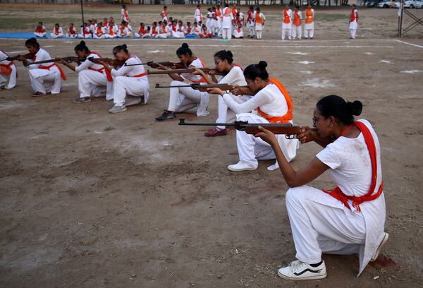 أعضاء من الحركة القومية الهندوسية دورغا فاهيني يظهرون مهارات الدفاع عن النفس خلال معسكر تدريبي لمدة أسبوع على مشارف مدينة أحمد آباد، الهند 25 مايو/ أيار 2019 - سبوتنيك عربي
