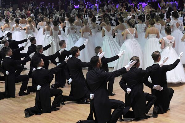 الدورة الخيرية السابعة عشرة لحفل فيينا للرقص في قاعة غوستيني دفور في موسكو - سبوتنيك عربي