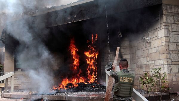 محتجون يشعلون النار في السفارة الأمريكية في هندوراس - سبوتنيك عربي