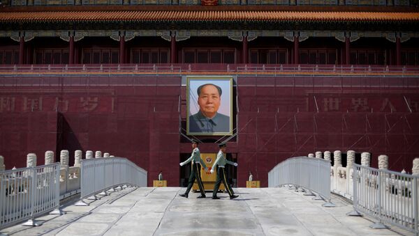 ضباط أمام صورة الزعيم الصيني الراحل ماو تسي تونغ في ميدان تيانانمين في العاصمة الصينية بكين - سبوتنيك عربي