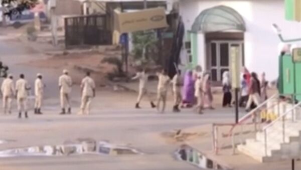 صورة من فيديو للقوات السودانية ترافق مدنيين في الخرطوم يوم الاثنين 3 يونيو/ حزيران 2019 عندما تحركت قوات الأمن السودانية ضد معسكر الاعتصام في العاصمة وسمع دوي رشاشات وانفجارات وارتفع الدخان من المنطقة - سبوتنيك عربي