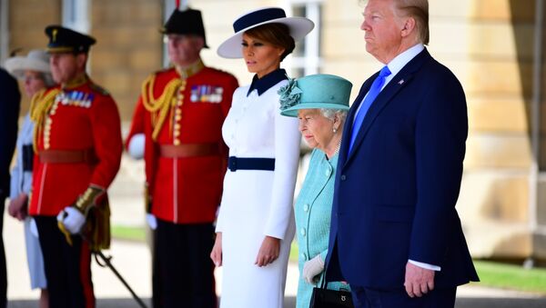 الملكة البريطانية إليزابيث الثانية تستقبل الرئيس الأمريكي دونالد ترامب وزوجته ميلانيا ترامب في قصر بيكنغهام في لندن، 03 يونيو/ حزيران 2019 - سبوتنيك عربي