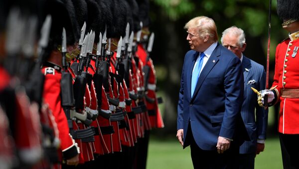 الرئيس الأمريكي دونالد ترامب يتفقد حرس قصر بيكنغهام في لندن، 03 يونيو/ حزيران 2019 - سبوتنيك عربي
