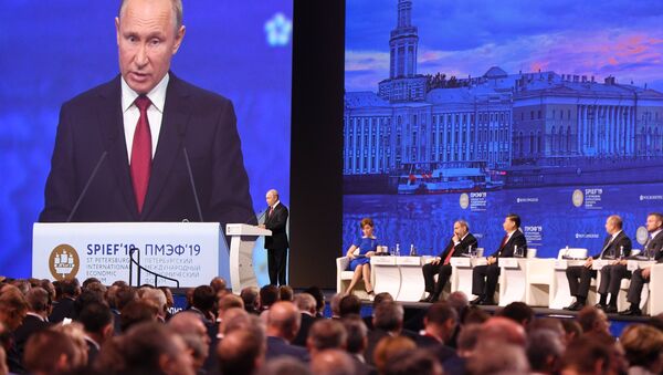 الرئيس فلاديمير بوتين يشارك في منتدى سان بطرسبورغ الاقتصادي الدولي، 7 يونيو/ حزيران 2019 - سبوتنيك عربي