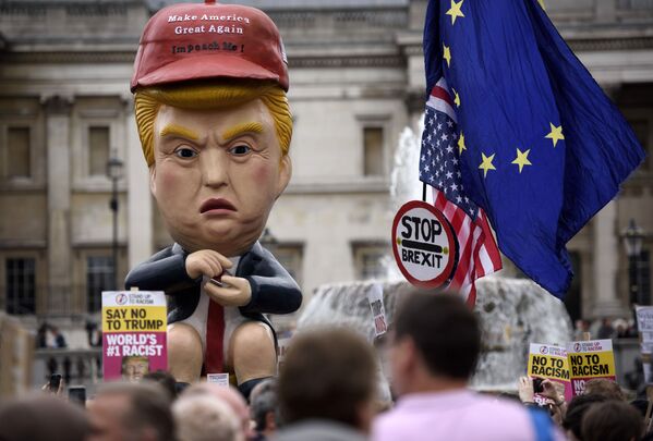 المشاركون في احتجاجات في ميدان ترفلغار في لندن ضد زيارة الرئيس الأمريكي دونالد ترامب إلى المملكة المتحدة - سبوتنيك عربي
