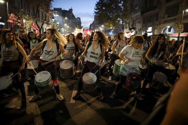 نساء يعزفن على الطبول خلال احتجاجات ضد العنف في بوينس آيرس، الأرجنتين 3 يونيو/ حزيران 2019 - سبوتنيك عربي