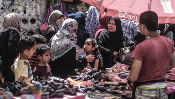 فلسطينيون يتسوقون قبل بدء عيد الفطر في مدينة غزة، 2 يونيو/ حزيران 2019 - سبوتنيك عربي