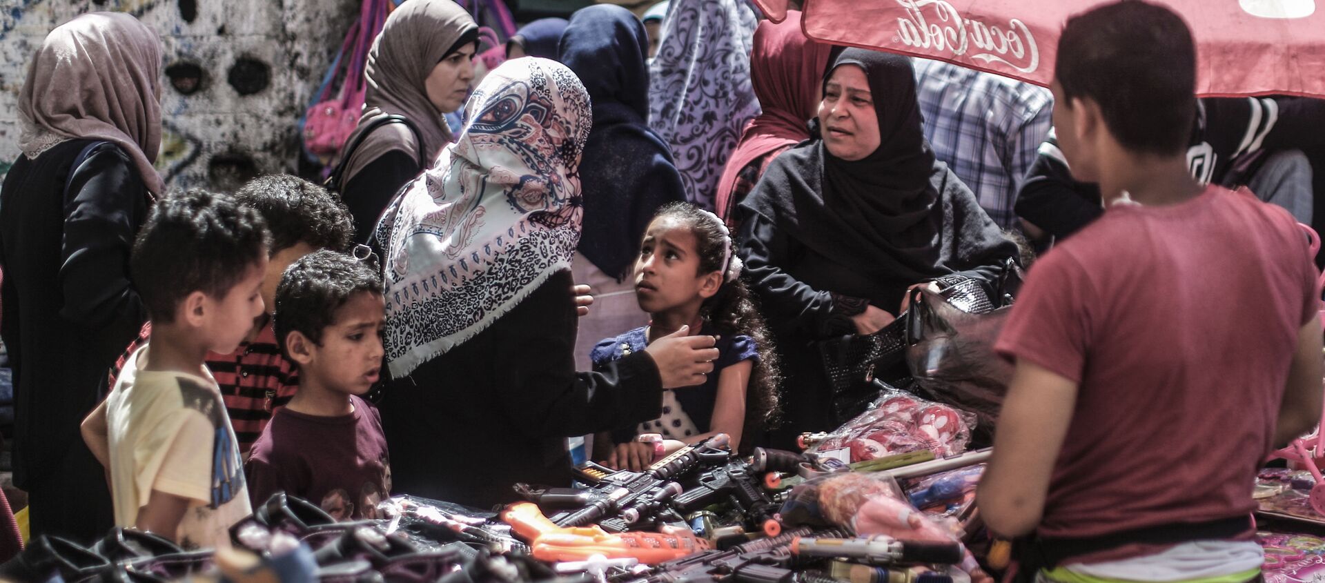 فلسطينيون يتسوقون قبل بدء عيد الفطر في مدينة غزة، 2 يونيو/ حزيران 2019 - سبوتنيك عربي, 1920, 18.12.2019