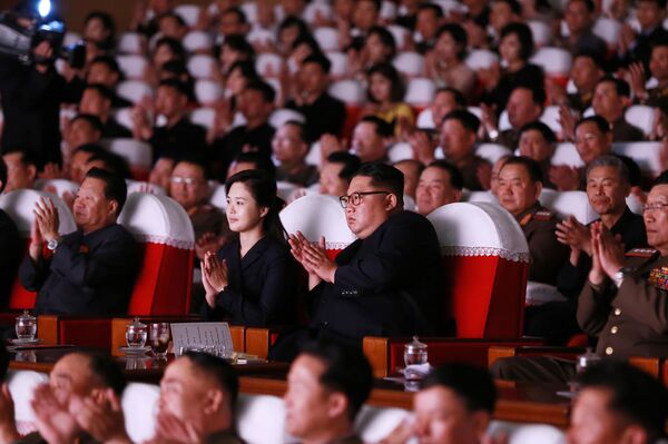 الزعيم الكوري الشمالي كيم جونغ أون وزوجته لي سول جو، يحضران حفلا موسيقيا للجيش الكوري الشمالي، 3 يونيو/ حزيران 2019 - سبوتنيك عربي