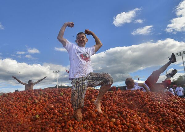 مهرجان معركة البندورة السنوي العاشر، والمعروف باسم توماتينو في سوتامارتشان، مقاطعة بوياكا، كولومبيا، في 2 يونيو/ حزيران 2019 - سبوتنيك عربي