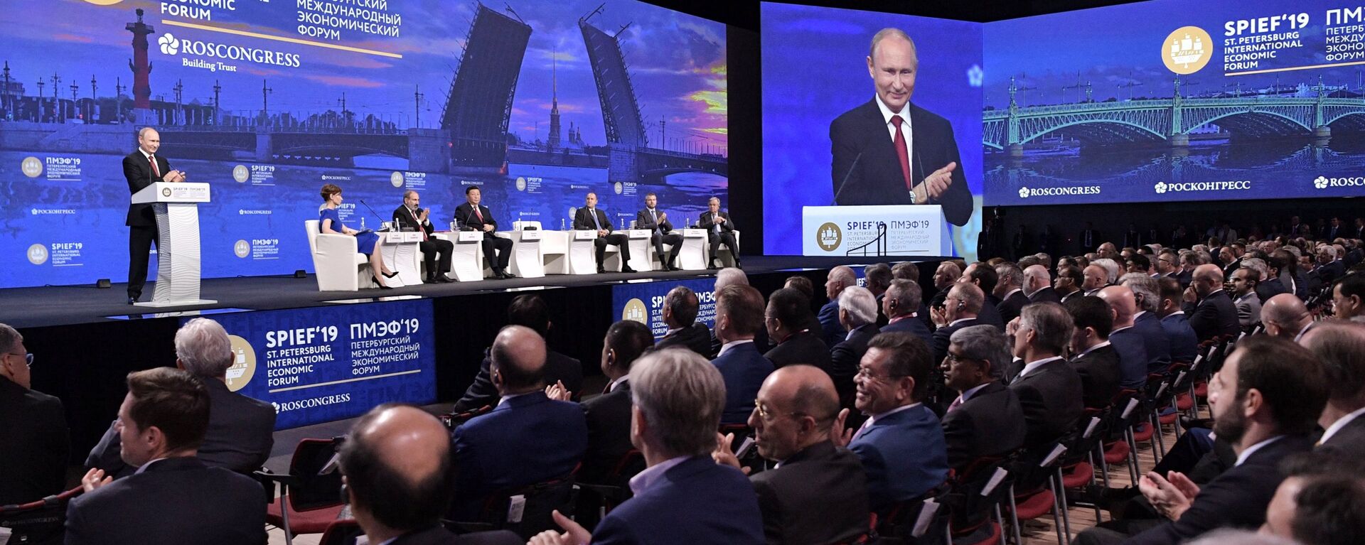 الرئيس فلاديمير بوتين يشارك في منتدى سان بطرسبورغ الاقتصادي الدولي، 7 يونيو/ حزيران 2019 - سبوتنيك عربي, 1920, 22.06.2021