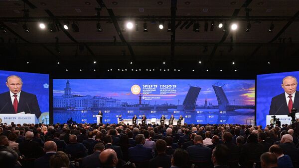 الرئيس فلاديمير بوتين يشارك في منتدى سان بطرسبورغ الاقتصادي الدولي، 7 يونيو/ حزيران 2019 - سبوتنيك عربي