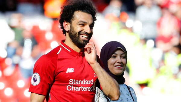 ماجي صلاح تسير إلى جوار زوجها نجم فريق ليفربول المصري محمد صلاح - سبوتنيك عربي