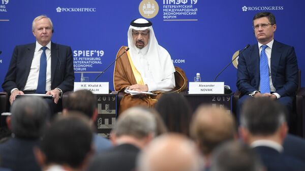 وزير الطاقة الروسي، ألكسندر نوفاك، ونظيره السعودي خالد الفالح، في منتدى سان بطرسبورغ الاقتصادي الدولي، 7 يونيو/ حزيران 2019 - سبوتنيك عربي