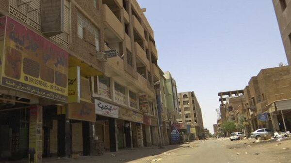 متاجر مغلقة خلال إضراب عام وعصيان مدني في حي سوق العربي التجاري في الخرطوم بالسودان - سبوتنيك عربي