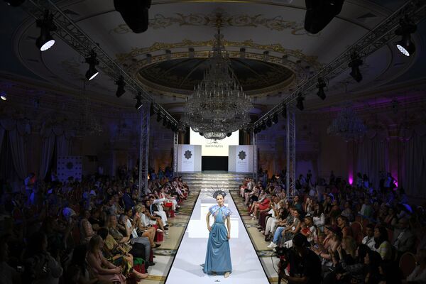 عرض أزياء أيام الموضة العربية (Al Arabia Fashion Days) في إطار أسبوع الأزياء العربية في موسكو - عرض مجموعة من تصاميم كيبوفسكايا (Kibovskaya) - سبوتنيك عربي