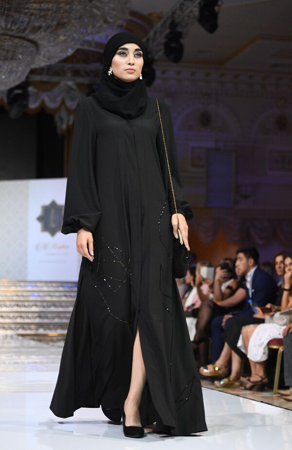 عرض أزياء أيام الموضة العربية (Al Arabia Fashion Days) في إطار أسبوع الأزياء العربية في موسكو - عرض مجموعة من تصاميم نايرة أروتيانيان (Naira Arutyunian) - سبوتنيك عربي