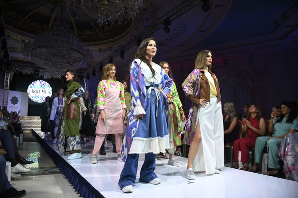 عرض أزياء أيام الموضة العربية (Al Arabia Fashion Days) في إطار أسبوع الأزياء العربية في موسكو - عرض مجموعة من تصاميم إكتامي (IKATMe ) - سبوتنيك عربي