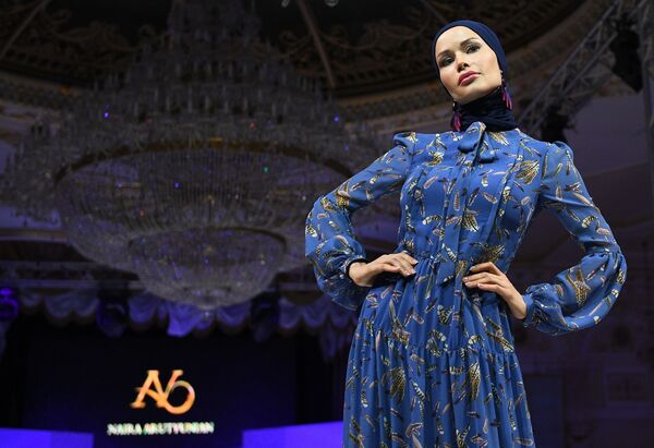 عرض أزياء أيام الموضة العربية (Al Arabia Fashion Days) في إطار أسبوع الأزياء العربية في موسكو - عرض مجموعة من تصاميم نايرة أروتيانيان (Naira Arutyunian) - سبوتنيك عربي