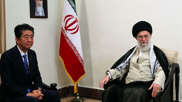 الزعيم الإيراني الأعلى، آية الله علي خامنئي اليوم الخميس خلال لقائه رئيس الوزراء الياباني، آبي شينزو - سبوتنيك عربي