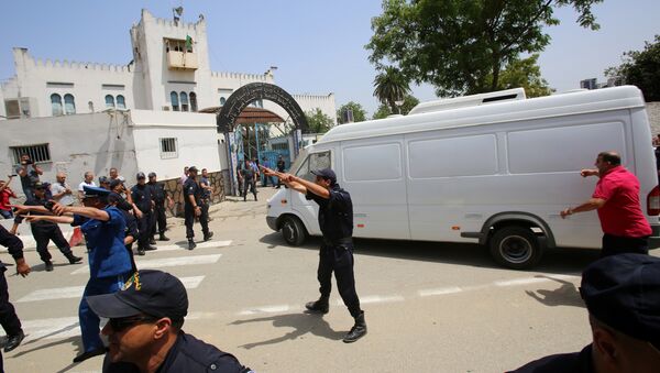 سيارة يعتقد أنها كانت تقل رئيس الوزراء السابق عبد المالك السلال تصل إلى سجن الحراش في الجزائر العاصمة - سبوتنيك عربي