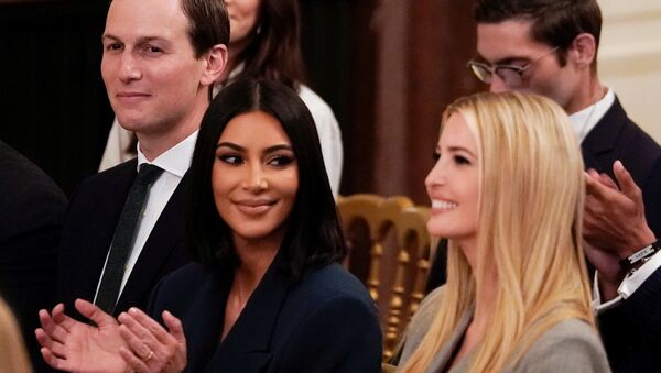 كيم كارداشيان بين ميلانيا ترامب وزوجها جارد كوشنر في البيت الأبيض، 13 يونيو/حزيران 2019 - سبوتنيك عربي