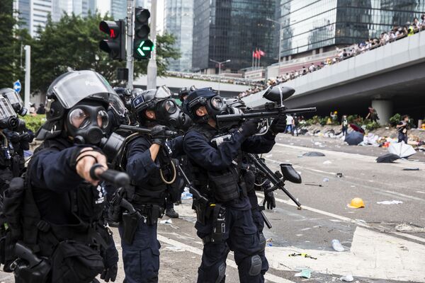 احتجاجات في هونغ كونغ ضد قانون تسليم المطلوبين إلى الصين، 12 يونيو/ حزيران 2019 - سبوتنيك عربي