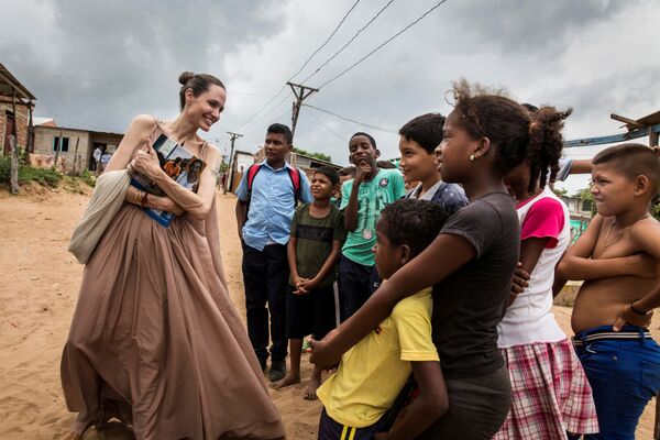 زارت الممثلة الأمريكية أنجيلينا جولي، بوصفها المبعوثة الخاصة للمفوضية السامية للأمم المتحدة لشؤون اللاجئين، مخيمات اللاجئين على الحدود بين كولومبيا وفنزويلا، 7 يونيو/ حزيران 2019 - سبوتنيك عربي