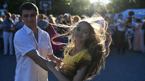 شخصان يافعان يرقصان على أنغام حفل موسيقي في ساحة ناخيموف في سيفاستوبول، القرم، روسيا - سبوتنيك عربي
