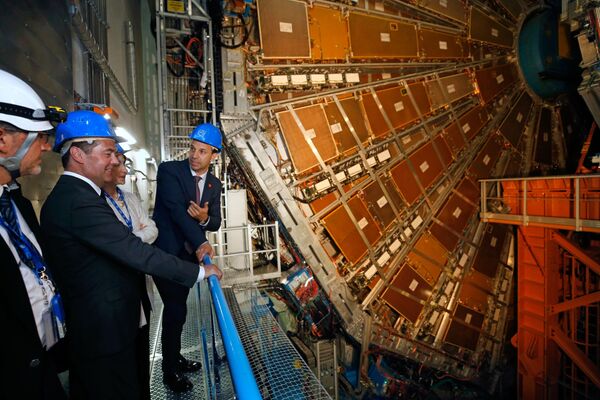 رئيس الوزراء ديمتري ميدفيديف يفحص جهاز كاشف تجربة أتلاس (ATLAS ) في المركز الأوروبي للبحوث النووية في جنيف، 10 يونيو/ حزيران 2019 - سبوتنيك عربي
