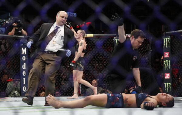 احتفلت فالنتينا شيفتشينكو (في الخلفية) بعد أن فازت على جيسيكا أوت خلال منافساتها في وزن الذبابة للسيدات في مباراة فنون القتال المختلطة في UFC 238 ، 8 يونيو/ حزيران 2019 ، في شيكاغو - سبوتنيك عربي