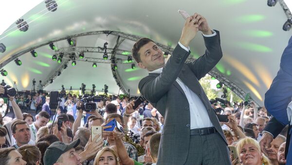 رئيس أوكرانيا فلاديمير زيلينسكي يأخذ صورة سيلفي في المؤتمر الأول لحزبه خادم الشعب في الحديقة النباتية بمدينة كييف، أوكرانيا 9 يونيو/ حزيران 2019 - سبوتنيك عربي