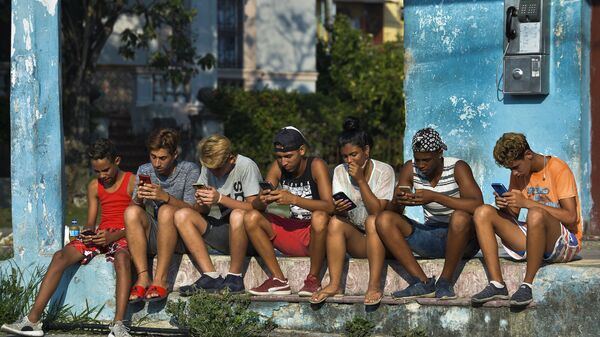 شباب كوبيون مع هواتف محمولة في شارع هافانا، 6 يونيو/ حزيران 2019 - سبوتنيك عربي