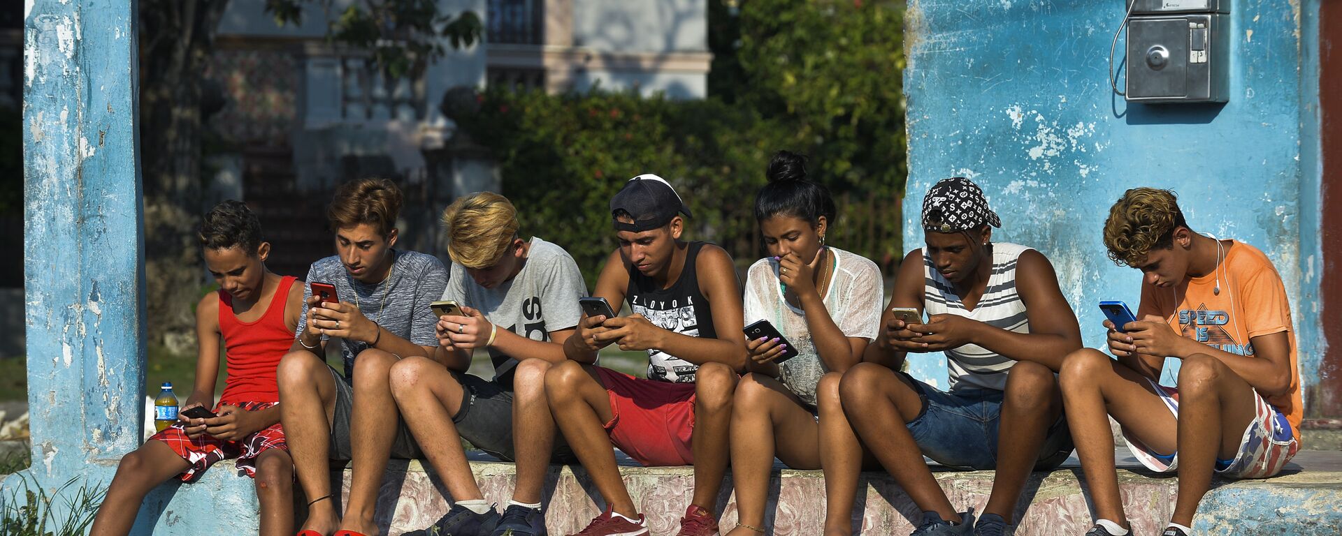 شباب كوبيون مع هواتف محمولة في شارع هافانا، 6 يونيو/ حزيران 2019 - سبوتنيك عربي, 1920, 13.07.2021