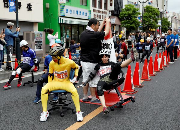 المشاركون في سباق على كراسي المكاتب  ISU-1 Grand Prix في مدينة هانيو اليابانية، 9 يونيو/ حزيران 2019 - سبوتنيك عربي