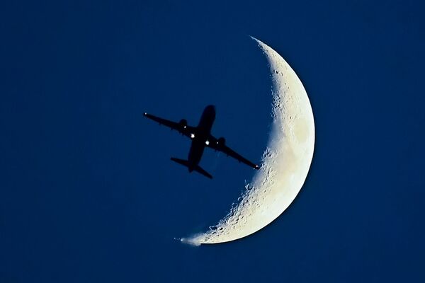 طائرة A320 على خلفية القمر - سبوتنيك عربي