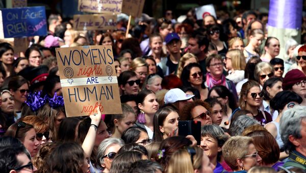 إضراب نساء في لوزان بسويسرا للمطالبة بمساواة في حقوقهن، 14 يونيو/حزيران 2019 - سبوتنيك عربي