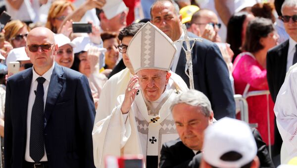 بابا الفاتيكان البابا فرنسيس خلال زيارته لمدينة كاميرينو بوسط إيطاليا، 16 يونيو/حزيران 2019 - سبوتنيك عربي