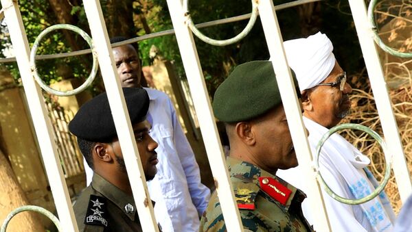 الرئيس السوداني السابق عمر البشير يغادر مكتب المدعي العام لمكافحة الفساد في الخرطوم - سبوتنيك عربي