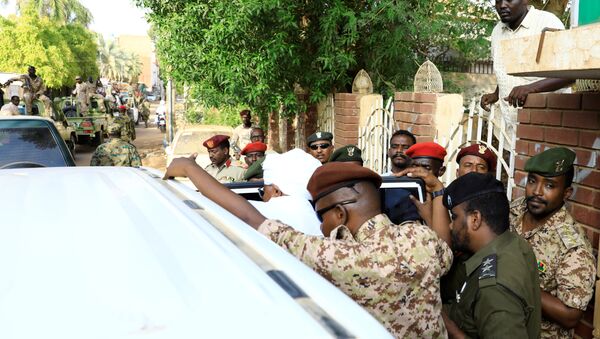 الرئيس السوداني السابق عمر البشير يغادر مكتب المدعي العام لمكافحة الفساد في الخرطوم - سبوتنيك عربي