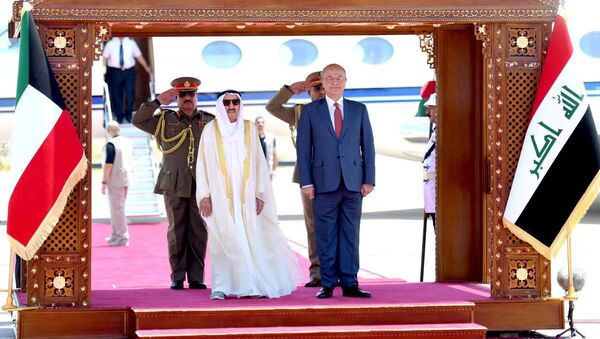 الرئيس العراقي برهم صالح مع الأمير الكويتي الشيخ صباح الأحمد الصباح خلال حفل استقبال في بغداد - سبوتنيك عربي