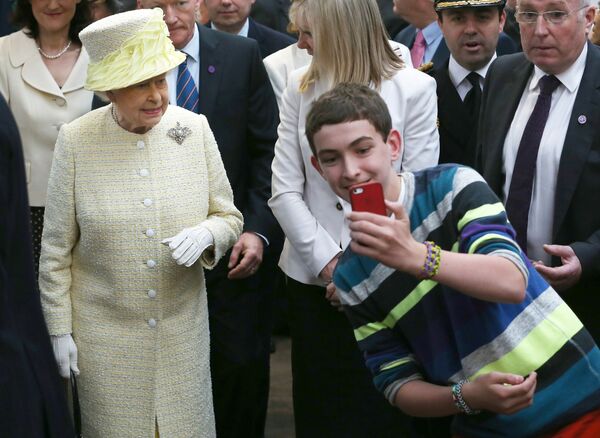 صورة سيلفي مع ملكة بريطانيا إليزابيث الثانية،  2014 - سبوتنيك عربي