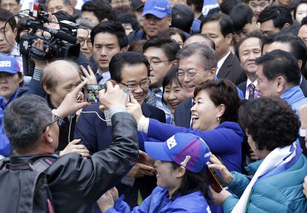 صورة سيلفي مع رئيس كوريا الجنوبية مون تشي ون،  2017 - سبوتنيك عربي