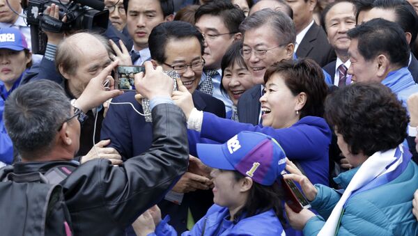  صورة سيلفي مع رئيس كوريا الجنوبية مون تشي ون،  2017 - سبوتنيك عربي