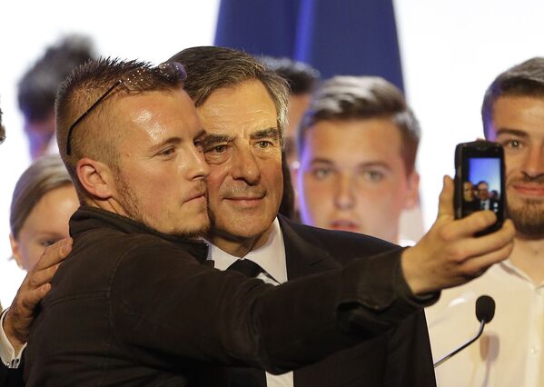 صورة سيلفي مع أحد المرشحين للرئاسة الفرنسية فرانسوا فيون، 2017 - سبوتنيك عربي