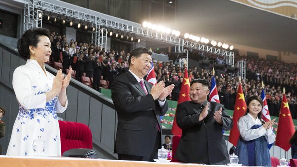 الرئيس الكوري خلال حفل استقبال الرئيس الصيني في ستاد بيونغ يانغ - سبوتنيك عربي